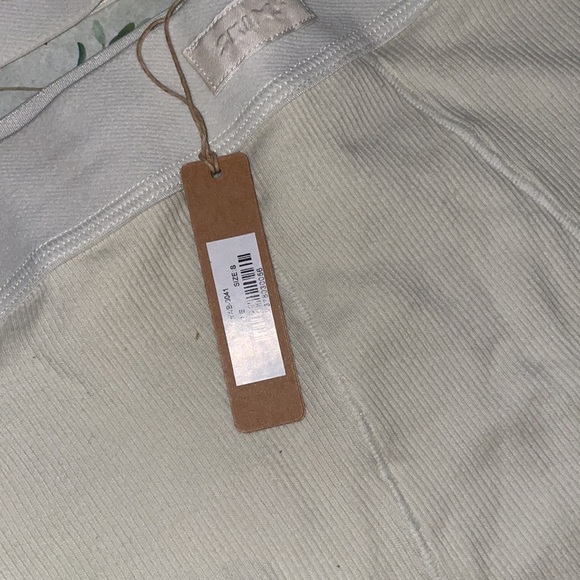 SKIMS Everyday Bra and underwear - Picture 4 of 5